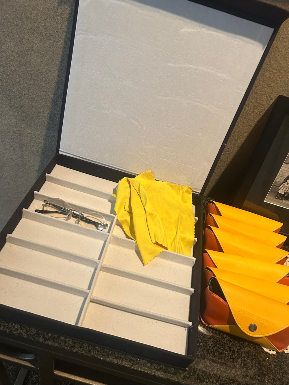 12 unit Sunglass case holder with 6 new individual cases and 5 shami. Italian.